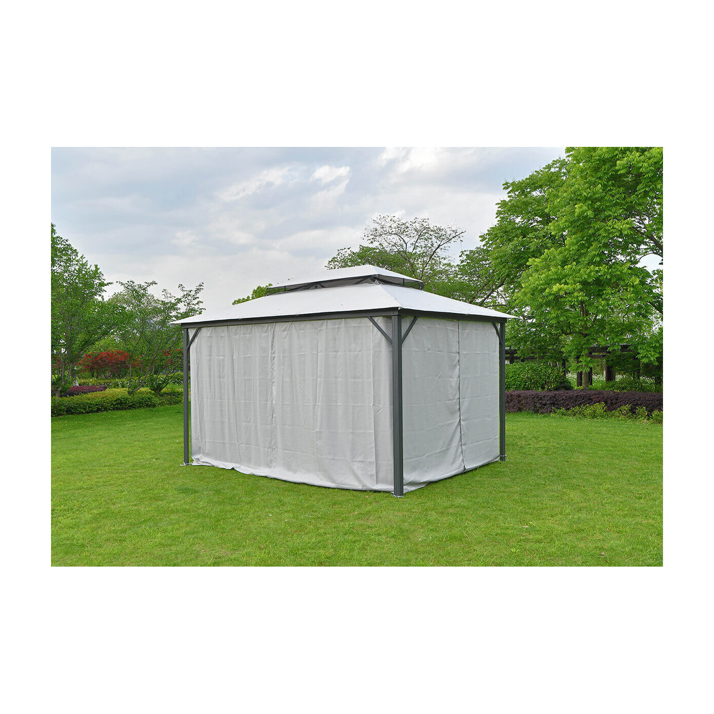 Namiot ogrodowy VANCOUVER z zamkniętymi zasłonami w ogrodzie