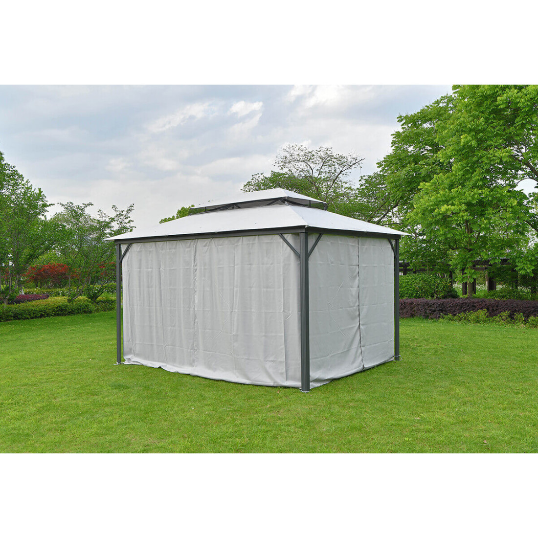 Namiot ogrodowy VANCOUVER z zamkniętymi zasłonami w ogrodzie