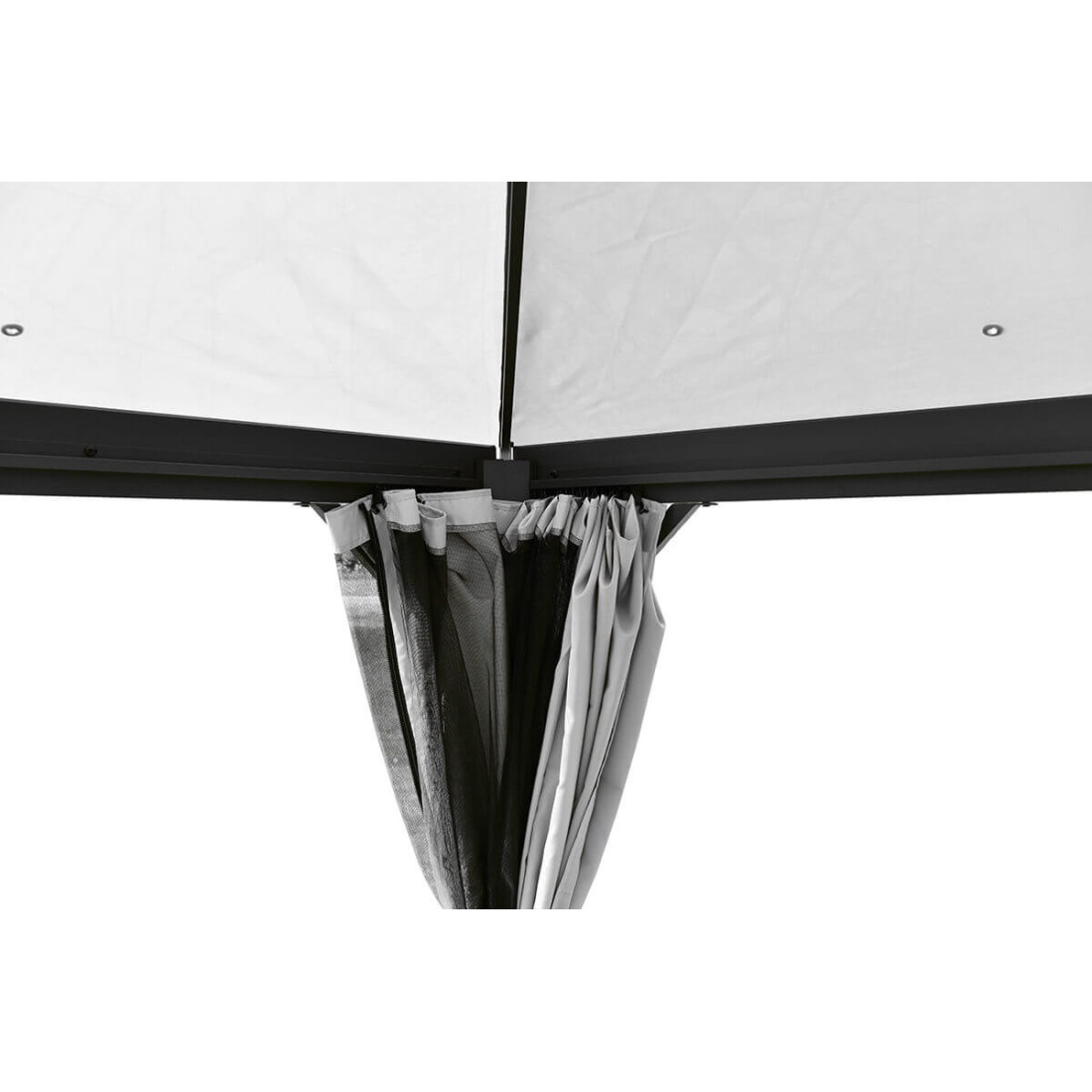 Zbliżenie na moskitierę namiotu ogrodowego