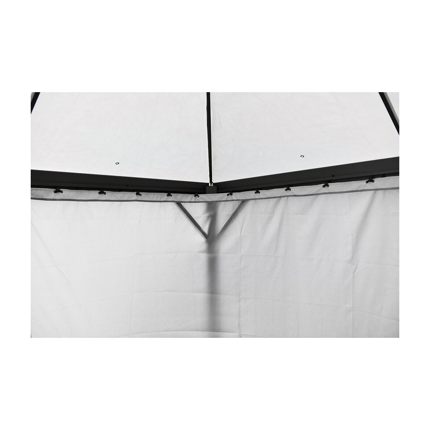 Widok na stelaż pawilonu i zamontowaną zasłonę