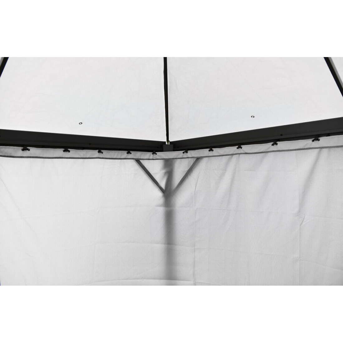 Widok na stelaż pawilonu i zamontowaną zasłonę