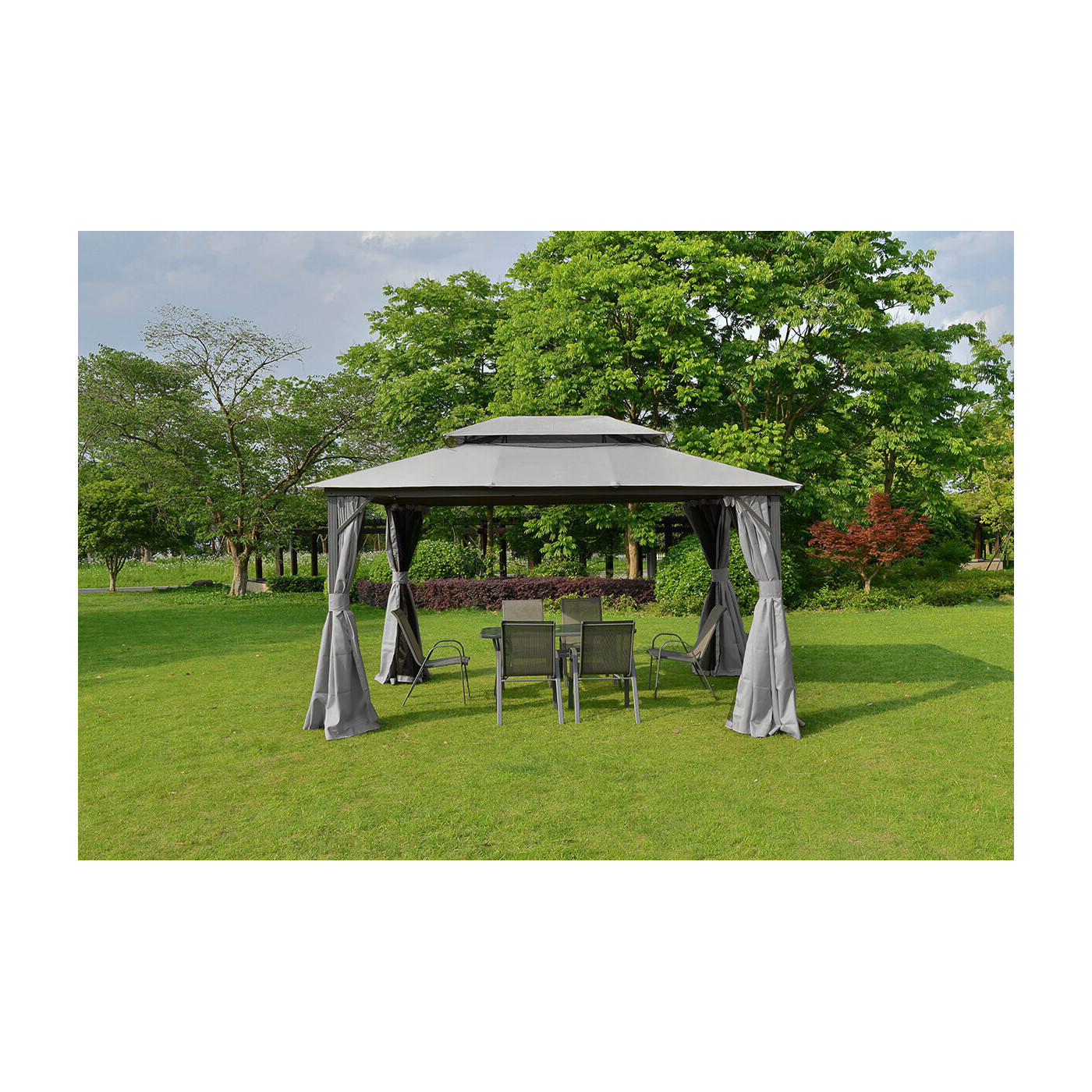 Doskonałe zadaszenie, szary namiot dla kompletu mebli wypoczynkowych w ogrodzie