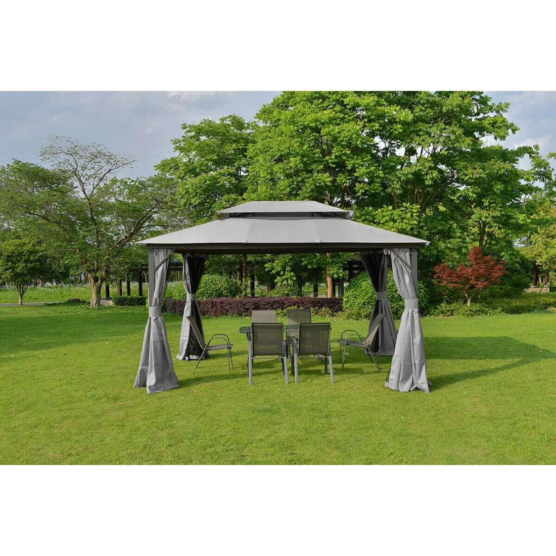 Doskonałe zadaszenie, szary namiot dla kompletu mebli wypoczynkowych w ogrodzie