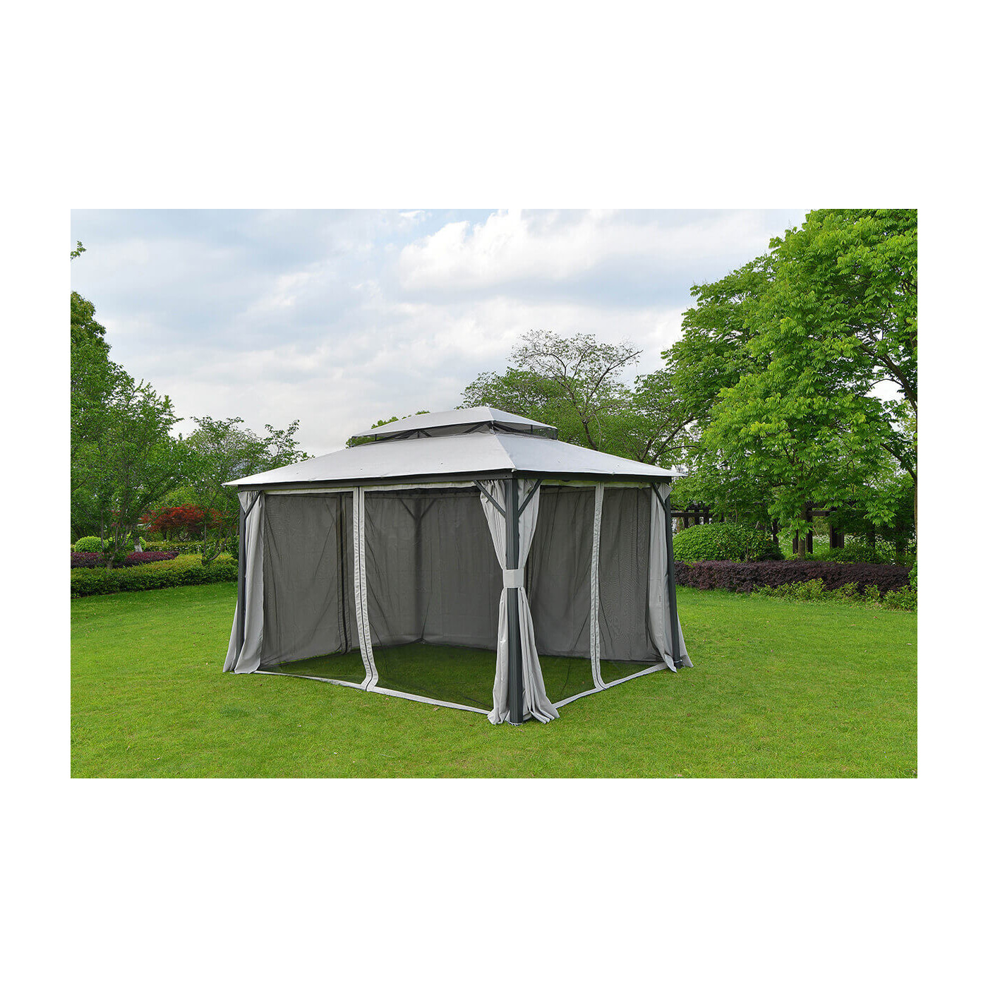 Aranżacja pawilonu ogrodowego z zamontowaną moskitierą