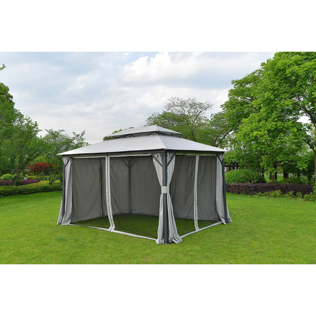 Aranżacja pawilonu ogrodowego z zamontowaną moskitierą