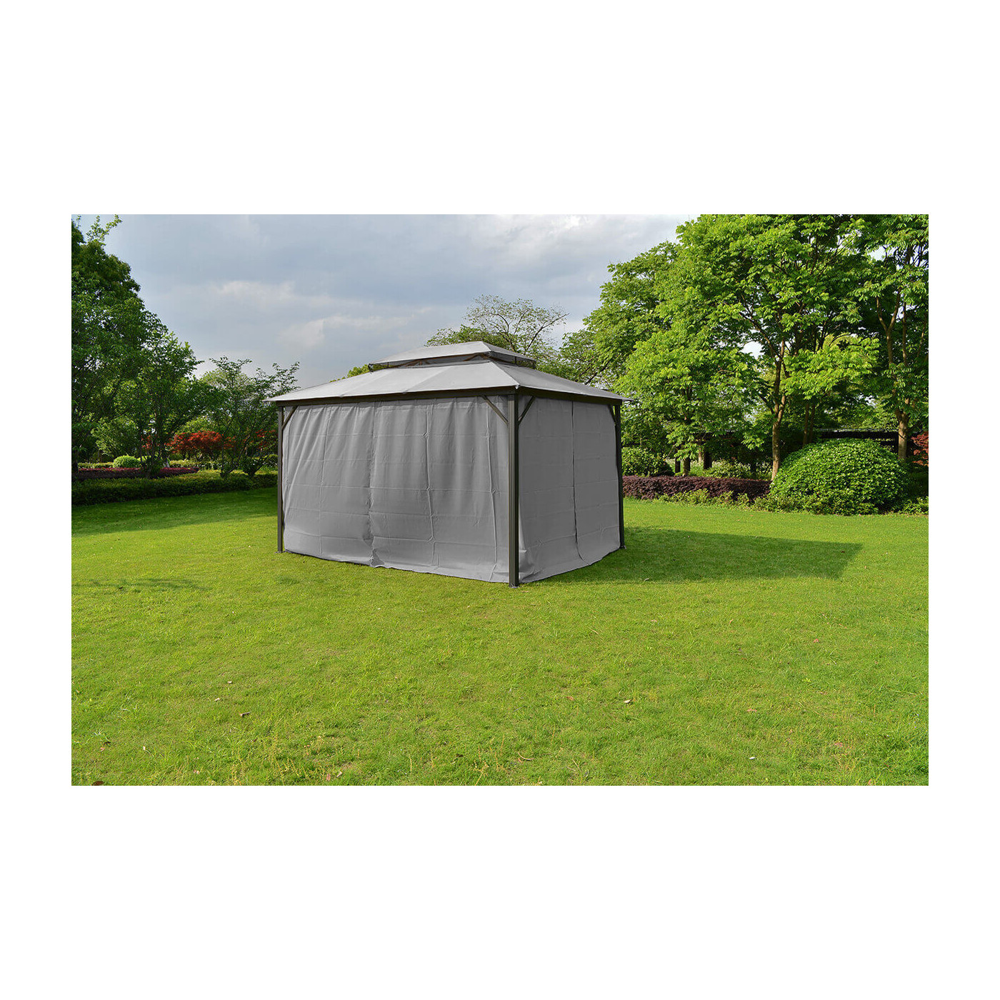 Namiot ogrodowy VANCOUVER z zamkniętymi zasłonami w ogrodzie