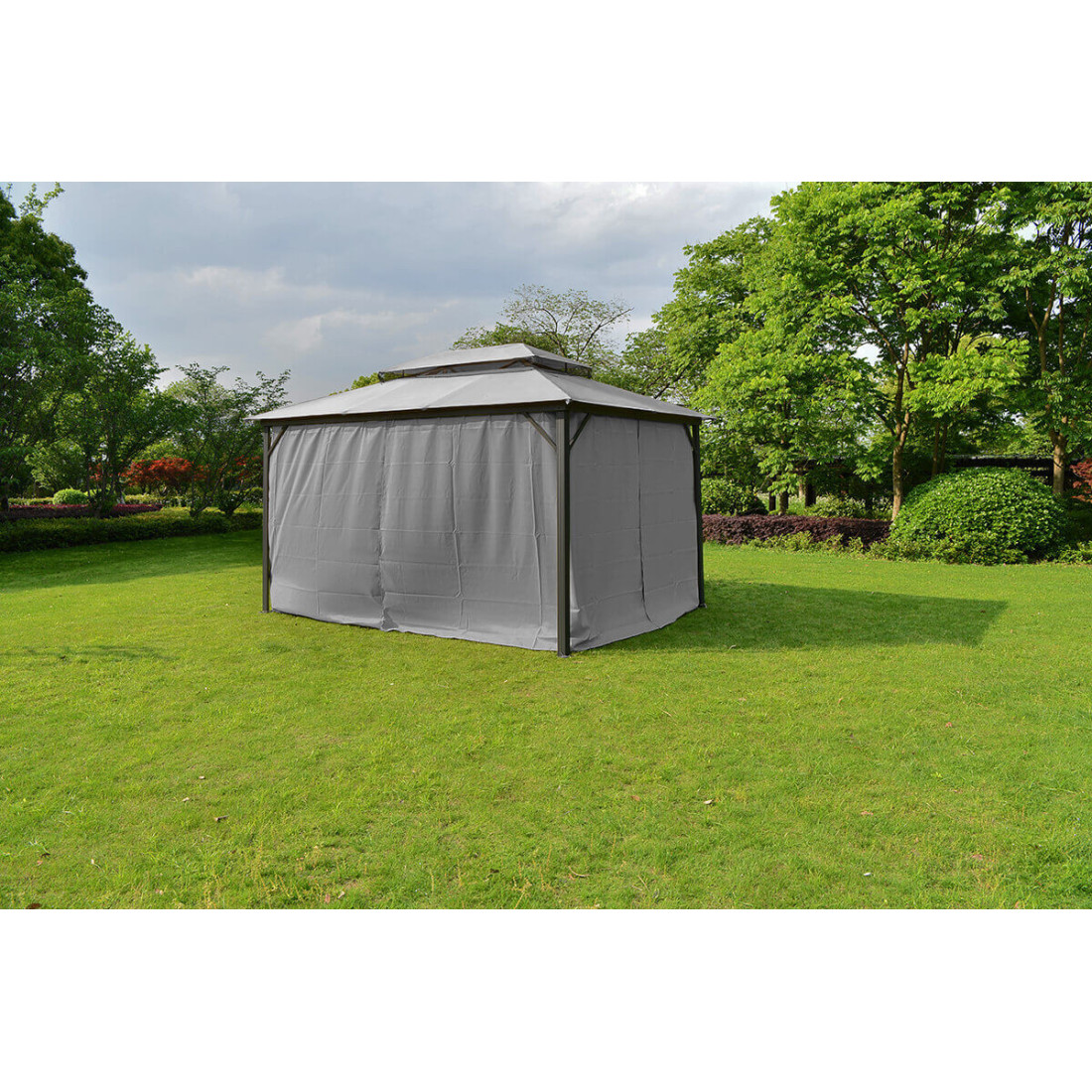 Namiot ogrodowy VANCOUVER z zamkniętymi zasłonami w ogrodzie