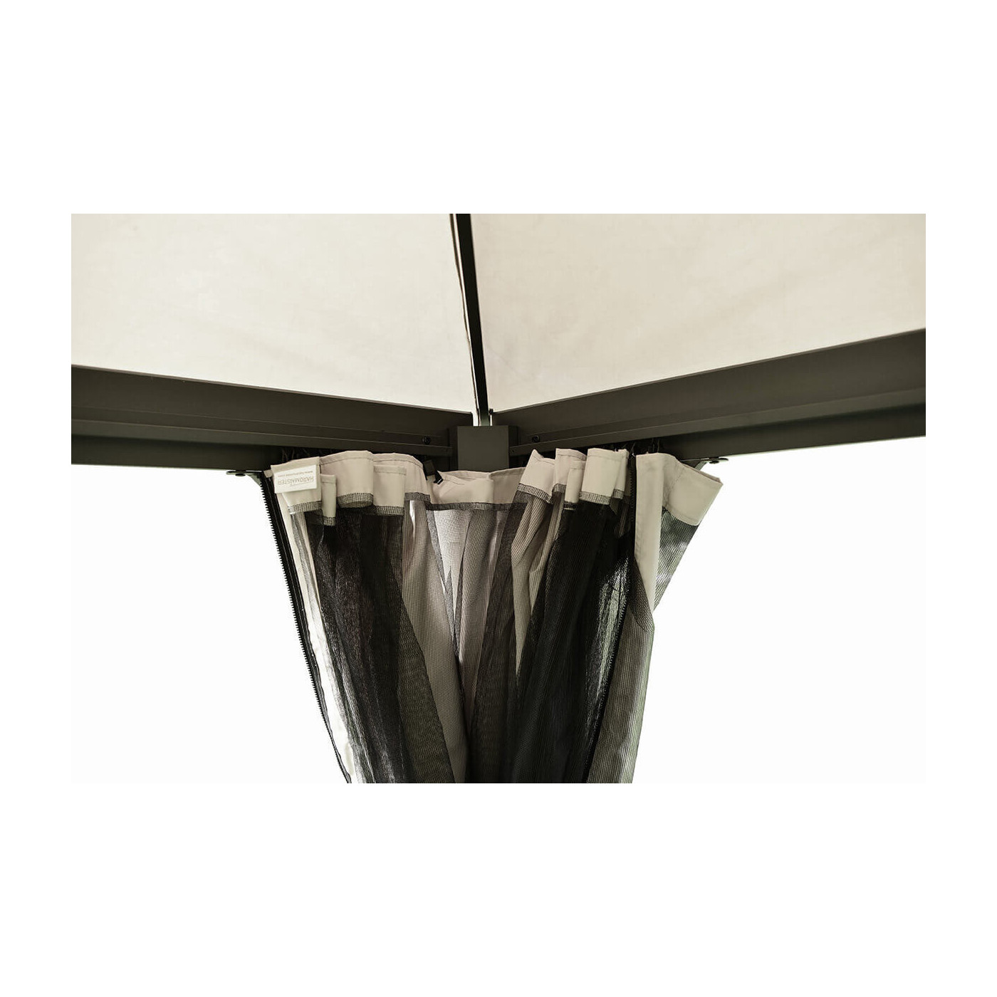 Zbliżenie na moskitierę namiotu ogrodowego