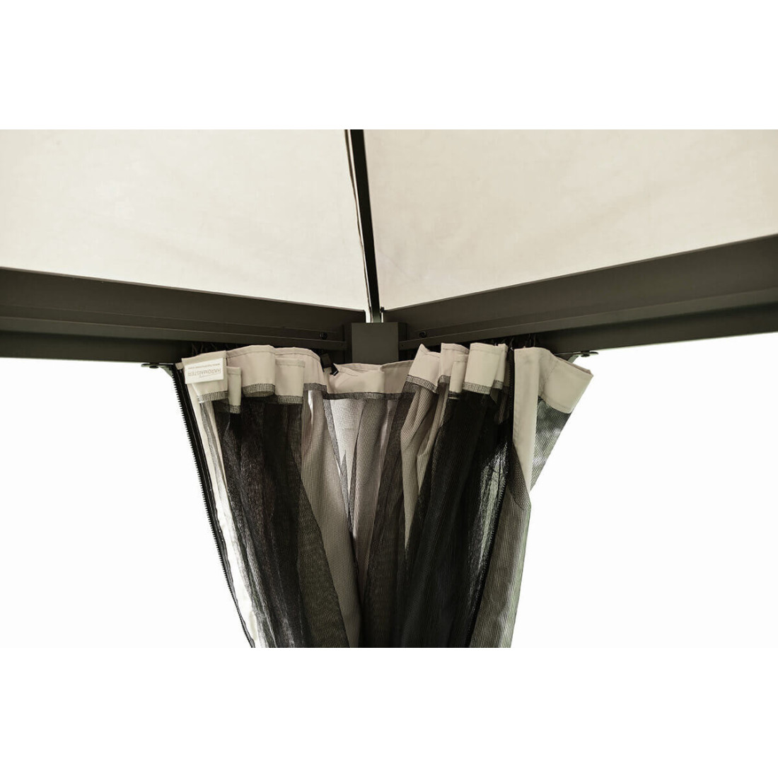 Zbliżenie na moskitierę namiotu ogrodowego