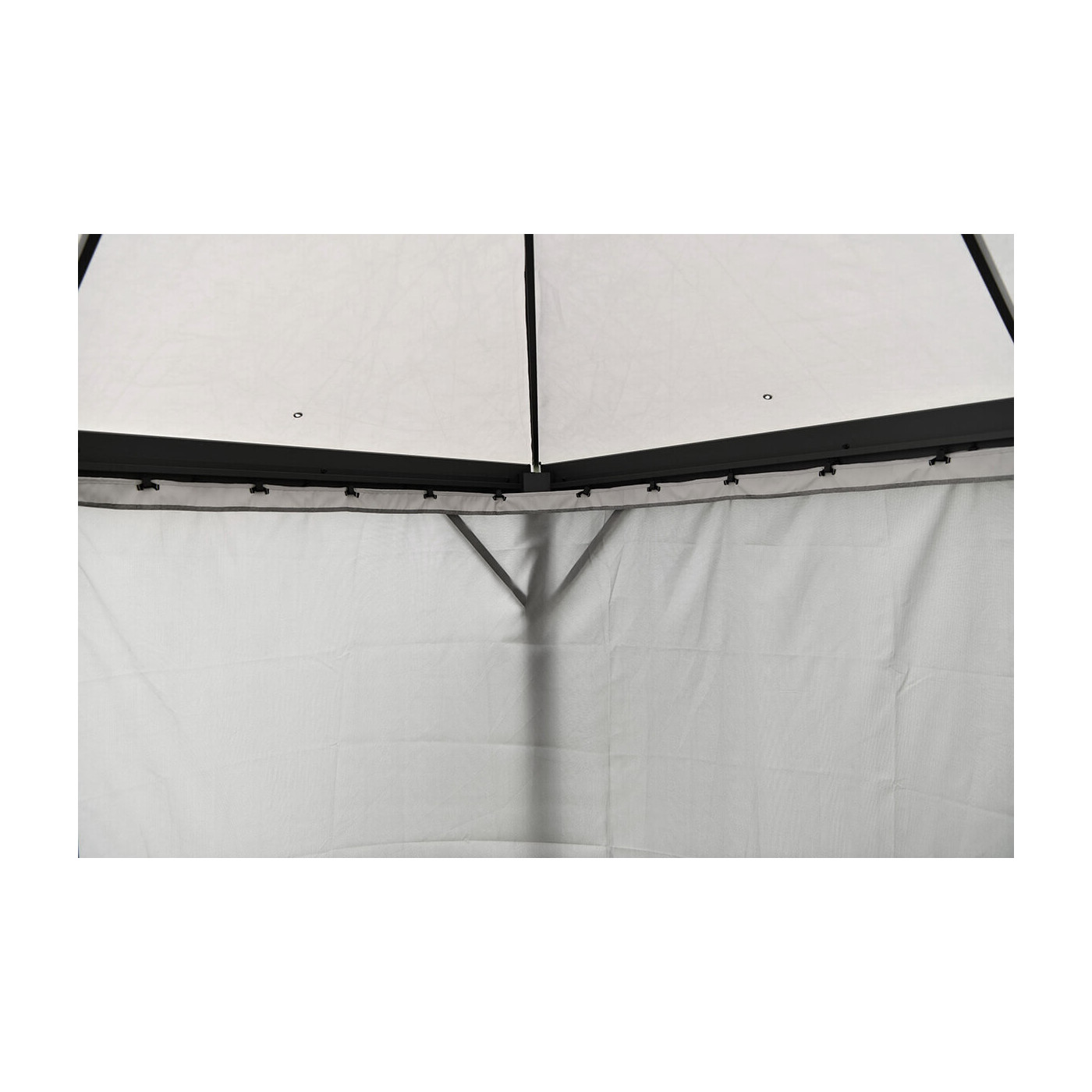 Widok na stelaż pawilonu i zamontowaną zasłonę