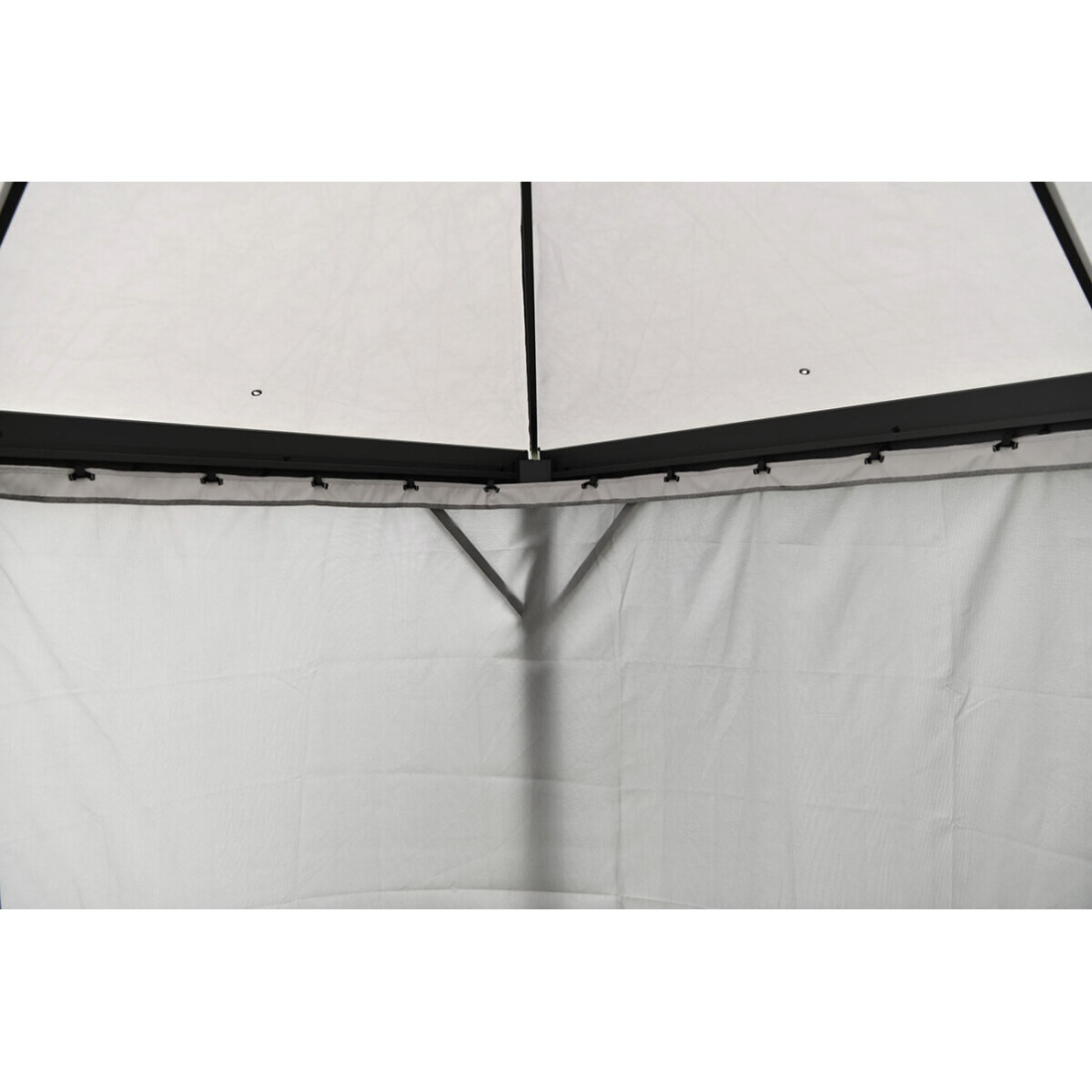 Widok na stelaż pawilonu i zamontowaną zasłonę