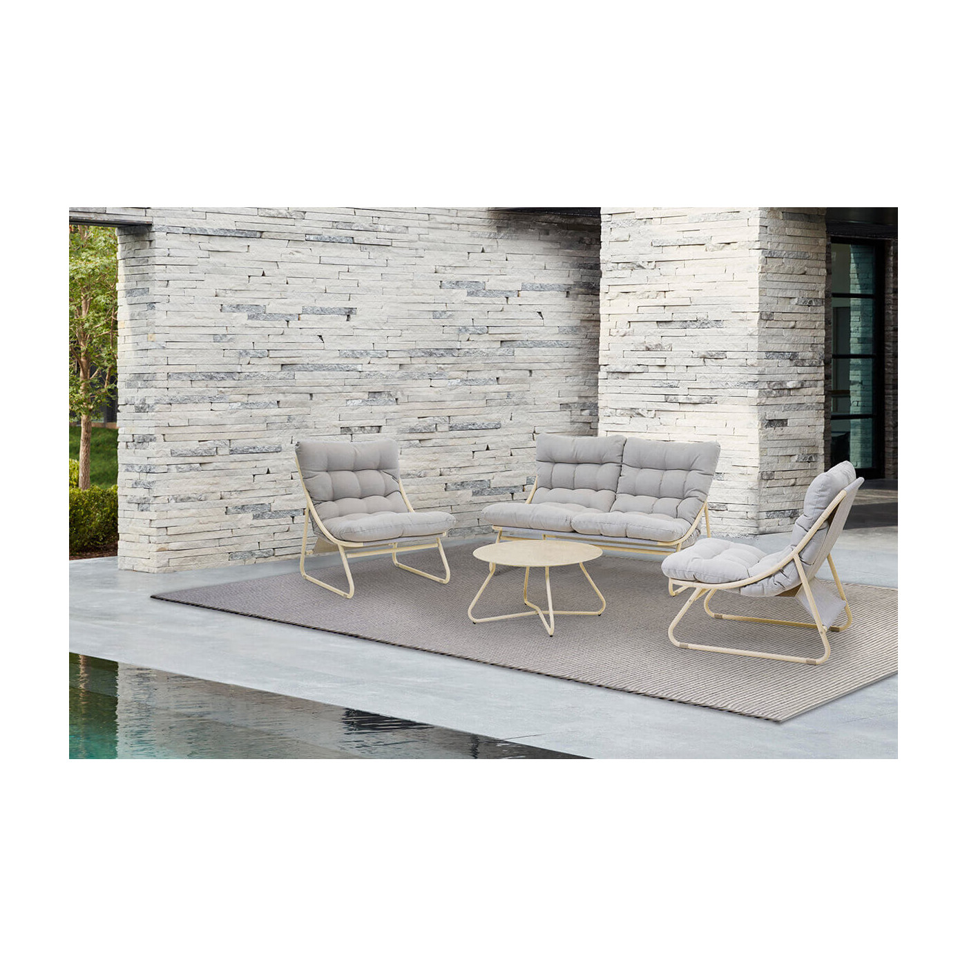 Meble w kolorze naturalnym umieszczone na tarasie