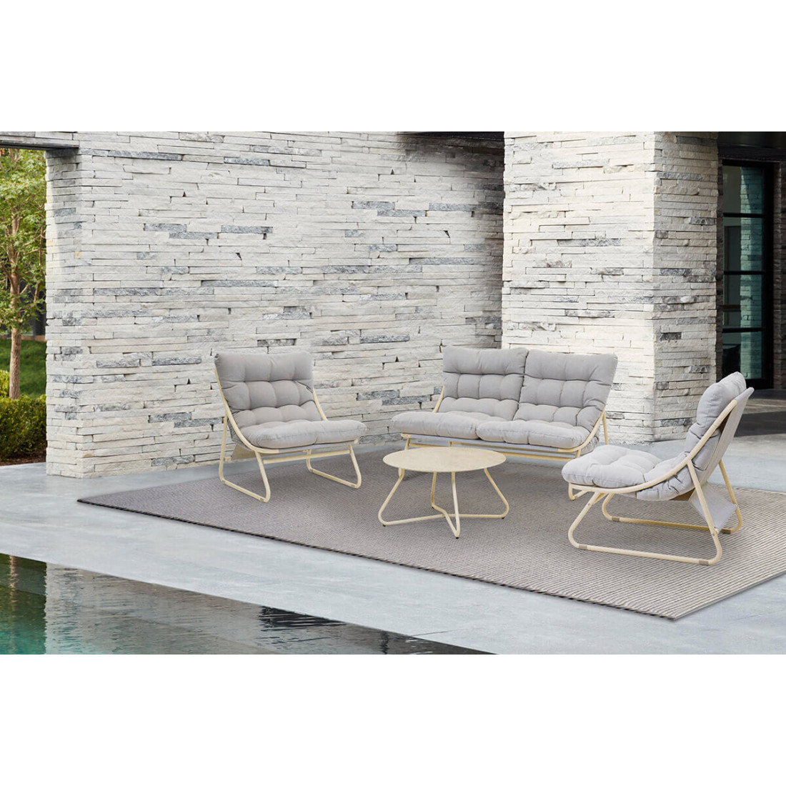 Meble w kolorze naturalnym umieszczone na tarasie