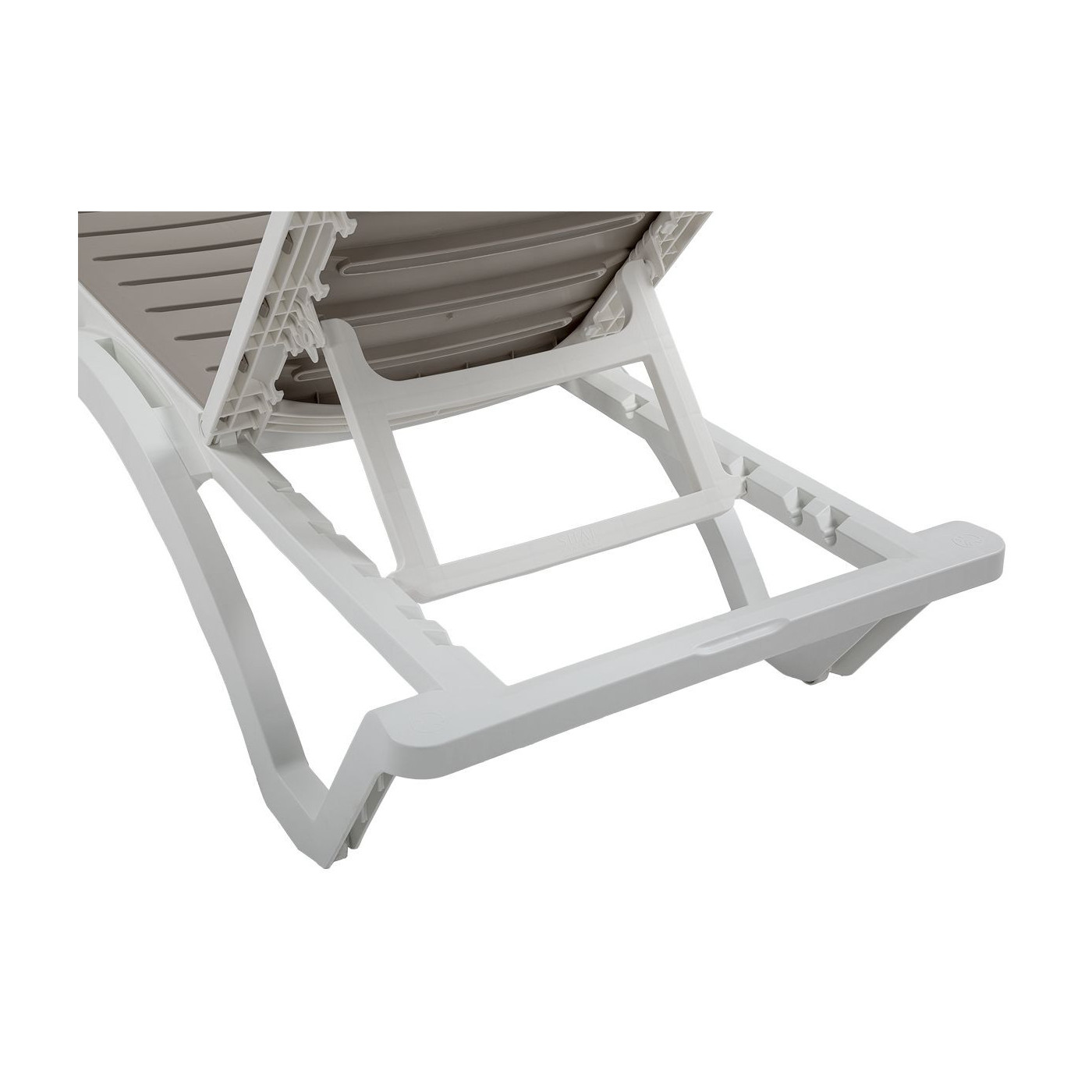 zbliżenie od tyłu na mechanizm regulacji oparcia w leżaku lombok