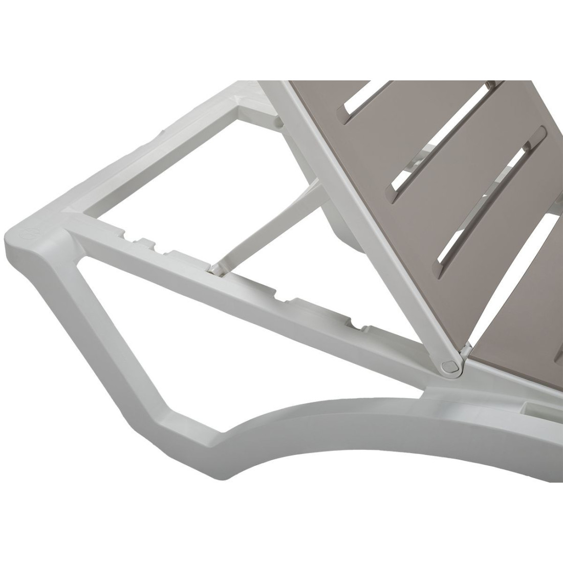 widok z boku na mechanizm regulacji oparcia w leżaku lombok