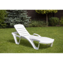 Leżak monoblock biały na tle ogrodu