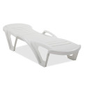 Leżak monoblock biały z złożonym oparciem
