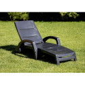 Leżak ogrodowy ocean w kolorze antracytowym na ogrodzie w słoneczny dzień