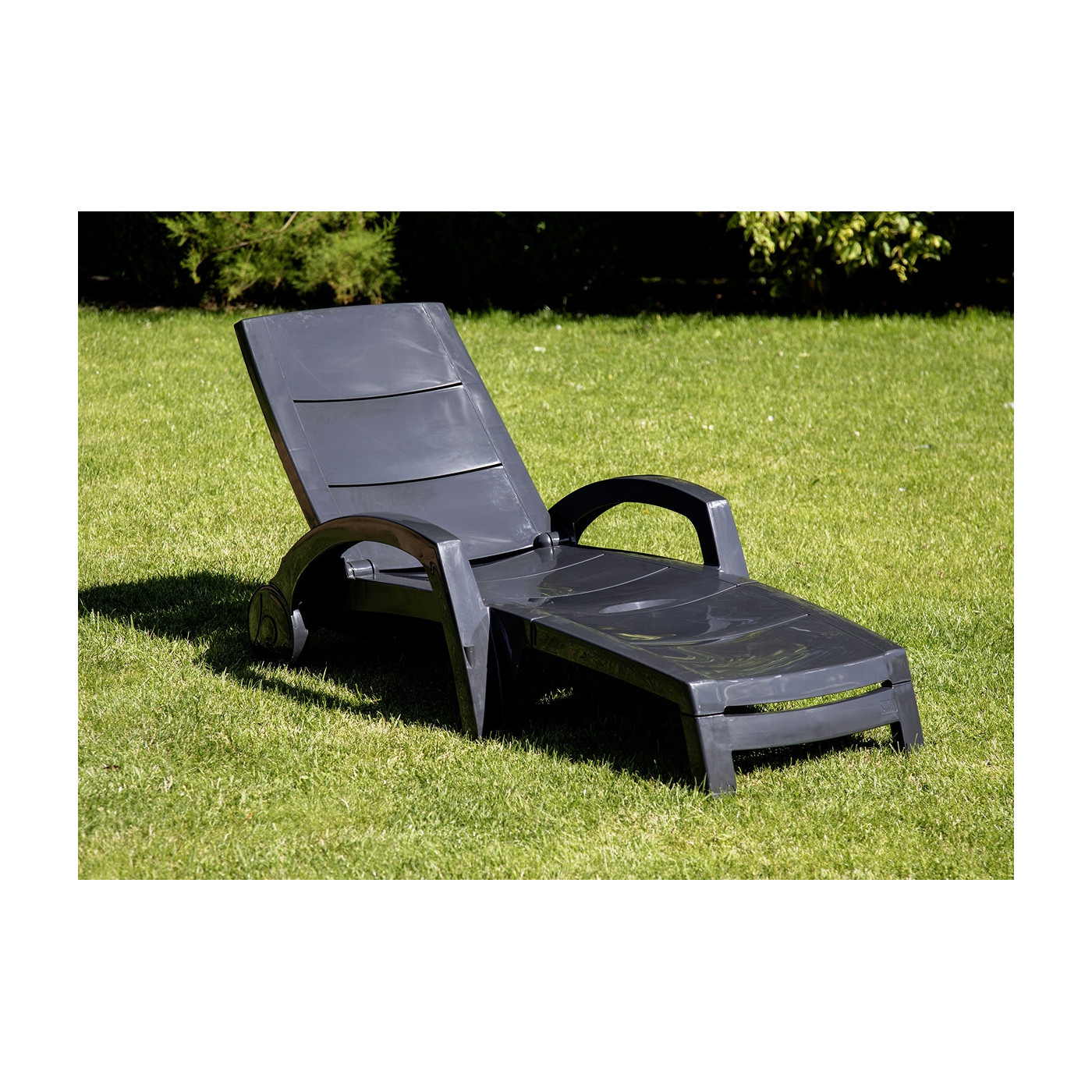 Leżak ogrodowy ocean w kolorze antracytowym na ogrodzie w słoneczny dzień