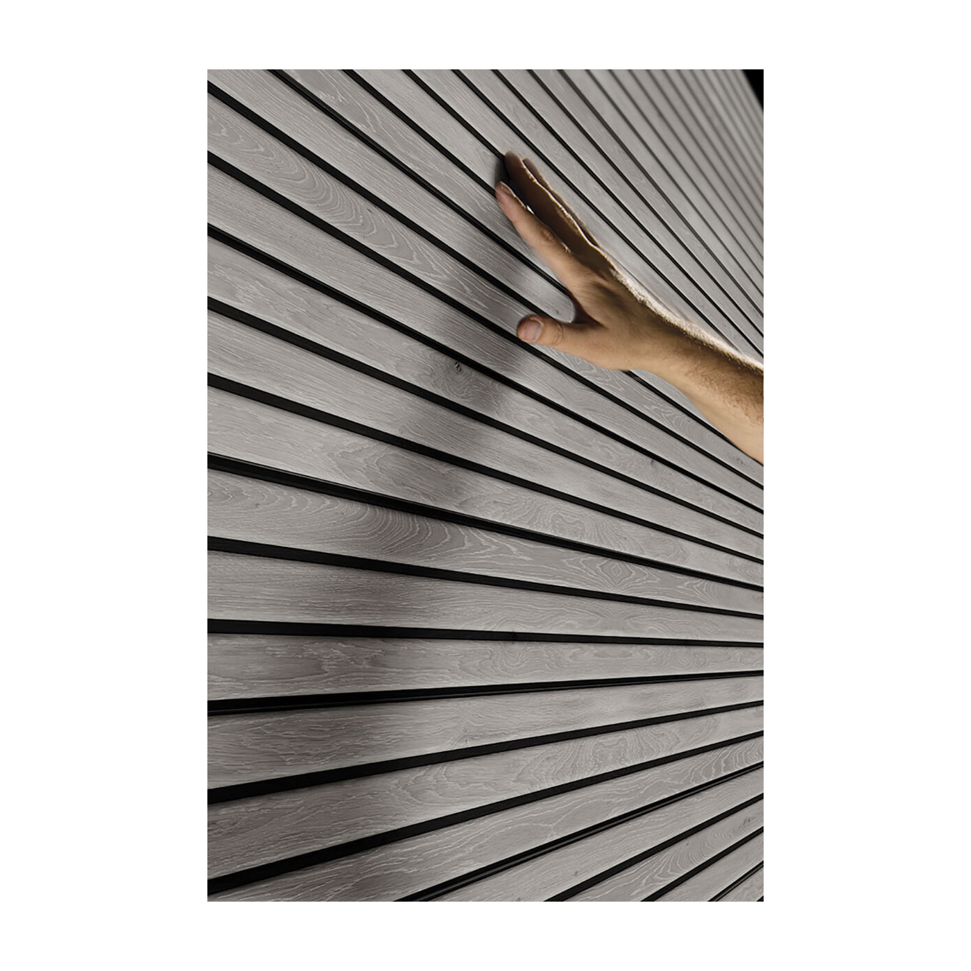 Widok na skośny dach z pasmem okien w szopce narzędziowej