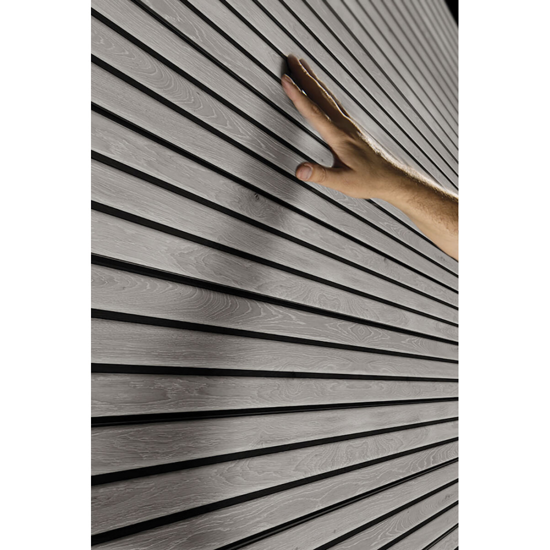 Widok na skośny dach z pasmem okien w szopce narzędziowej