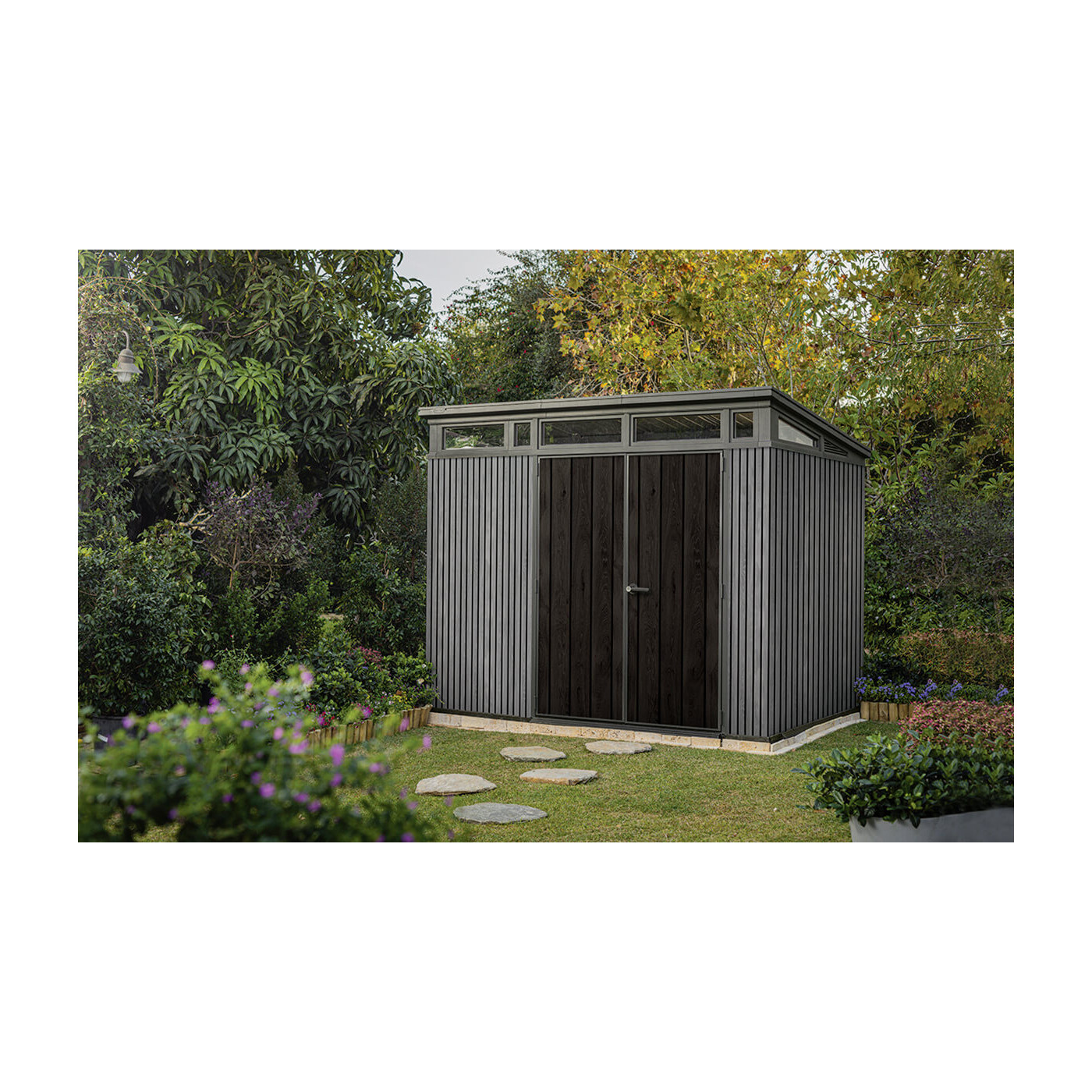 Wizualizacja antracytowego domku narzędziowego w ogrodzie