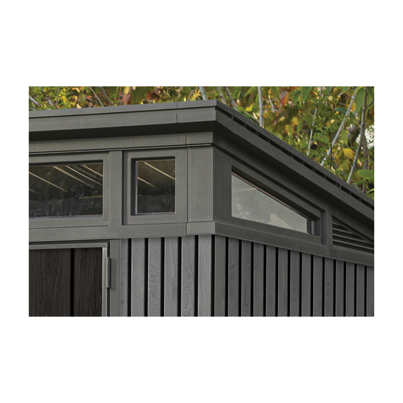 Widok na skośny dach z pasmem okien w szopce narzędziowej