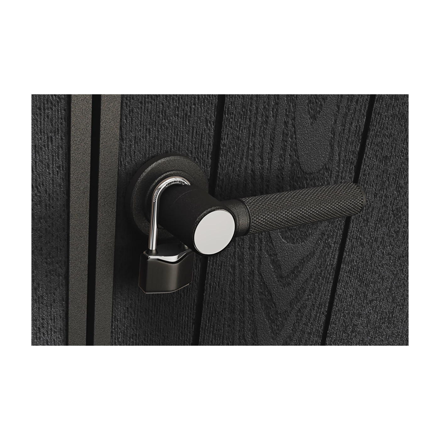 Zbliżenie na klamkę i kłódkę w domku narzędziowym