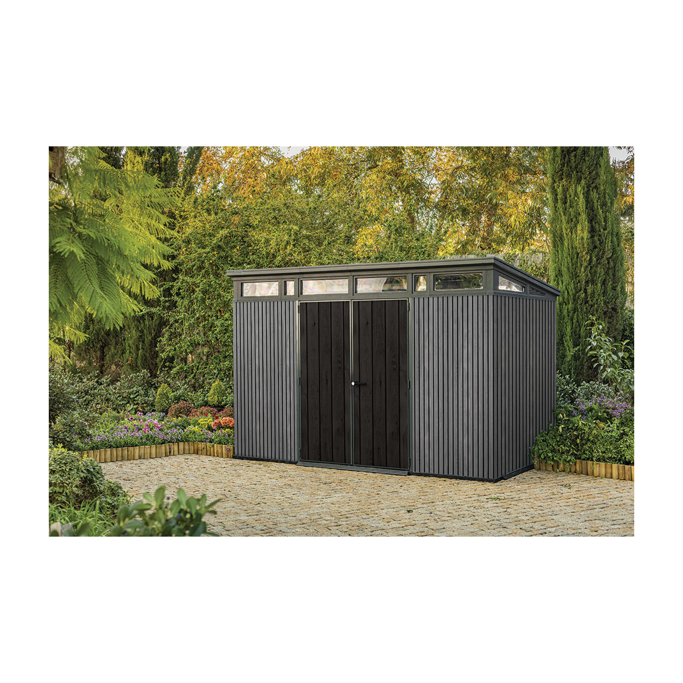 Wizualizacja antracytowego domku narzędziowego w ogrodzie