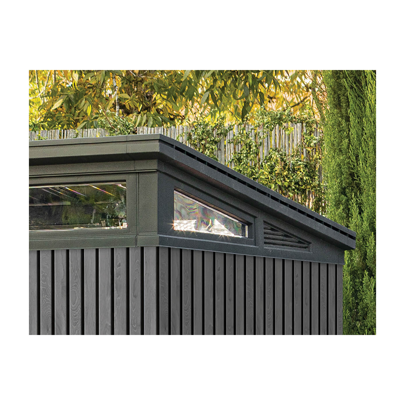 Widok na skośny dach z pasmem okien w szopce narzędziowej