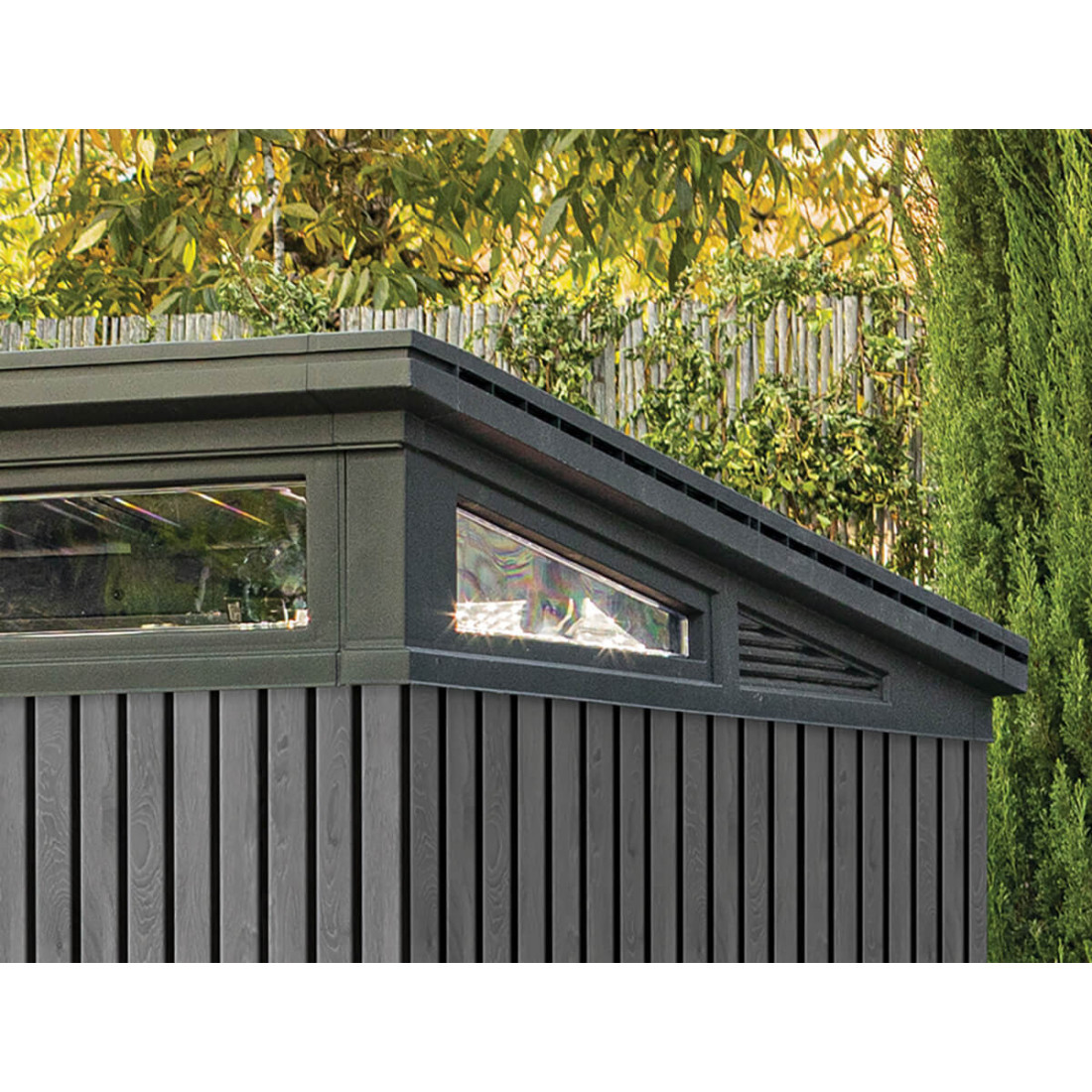 Widok na skośny dach z pasmem okien w szopce narzędziowej