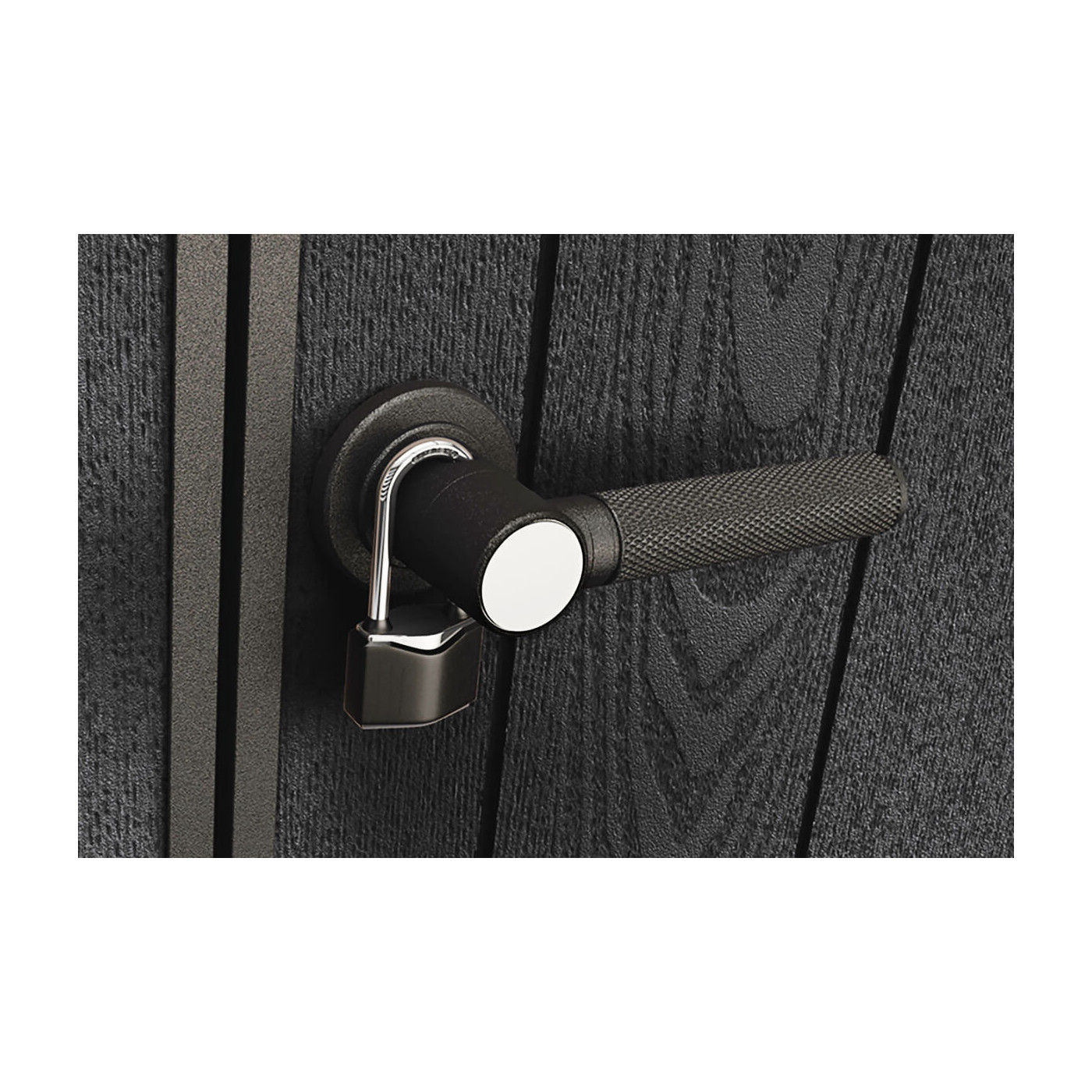 Zbliżenie na klamkę i kłódkę w domku narzędziowym