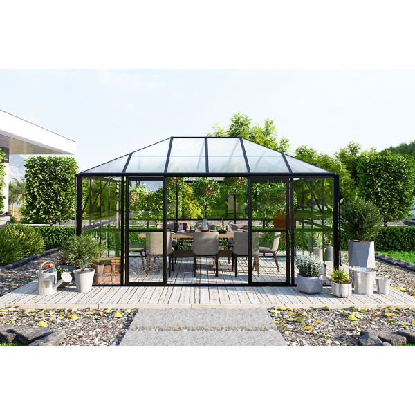 Ogród zimowy BROADWAY Black 436x295cm PC+ Glass - Gutroof - stojący na wprost w ogrodzie w pełnym słońcu, wśród zieleni 