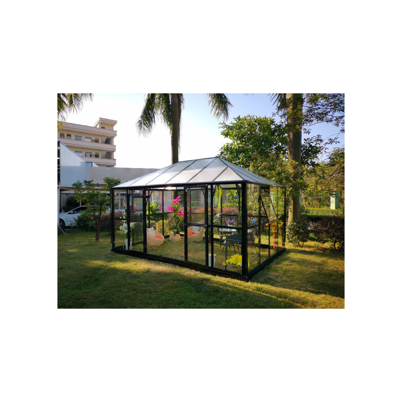 Czarna konstrukcja, oranżeria na ogrodzie Gutroof model Broadway