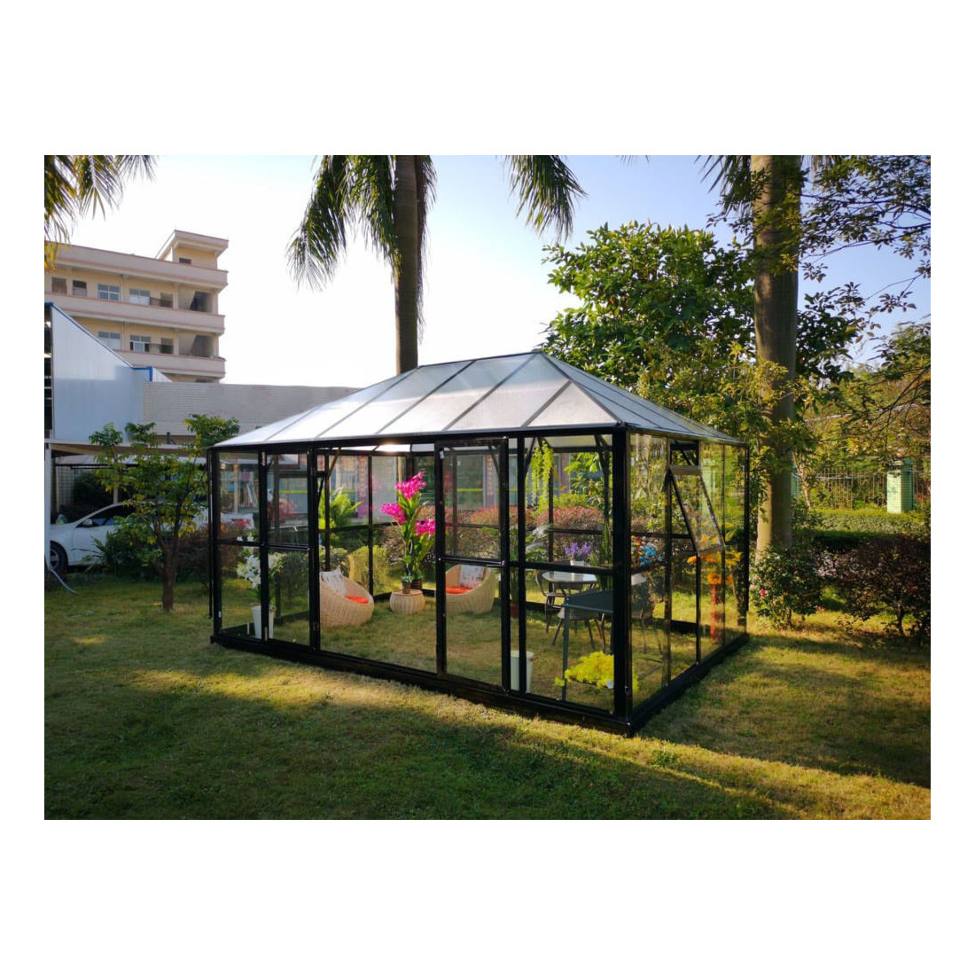 Czarna konstrukcja, oranżeria na ogrodzie Gutroof model Broadway