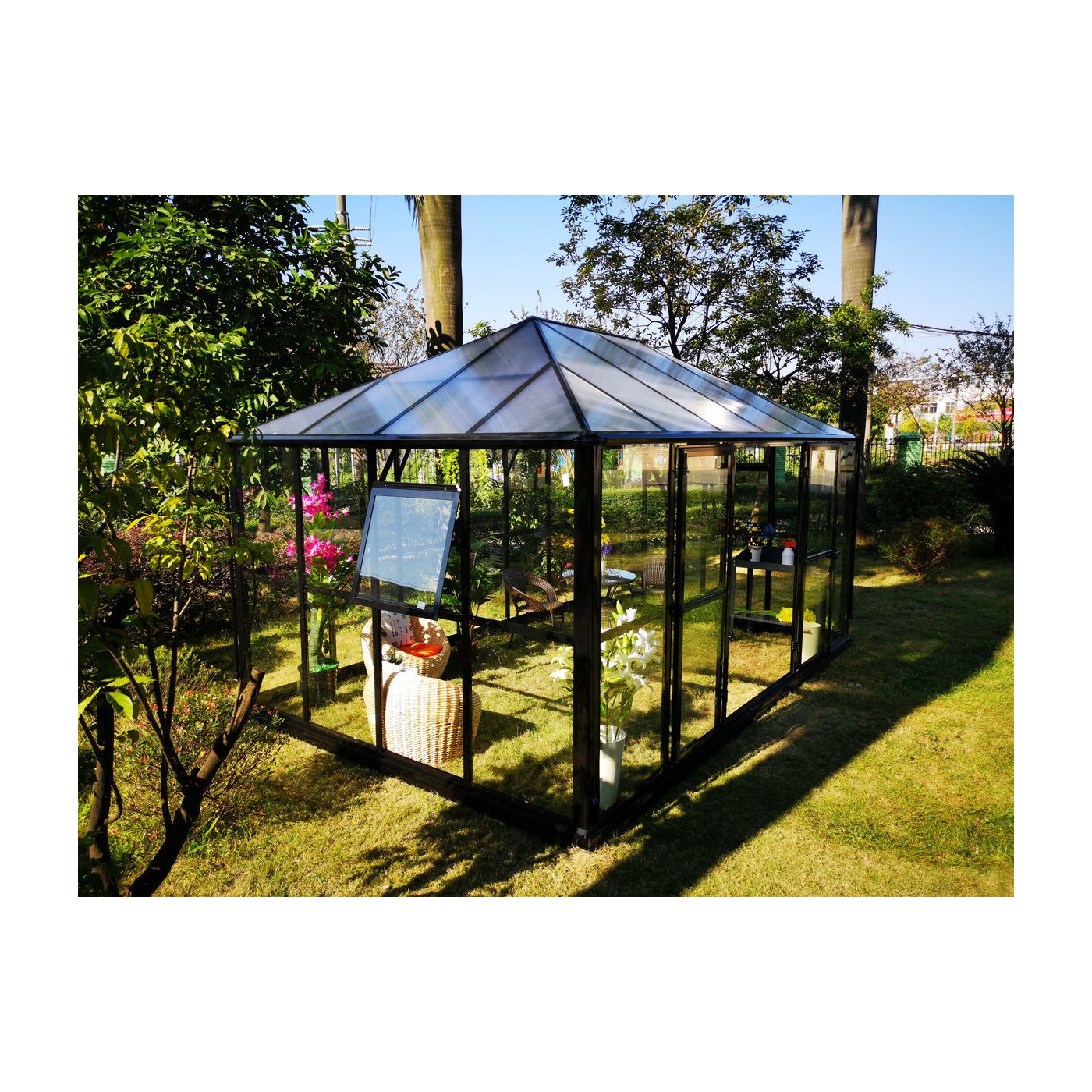 Szklana konstrukcja, widok na ogród, szklane, uchylne okno - ogród zimowy Broadway