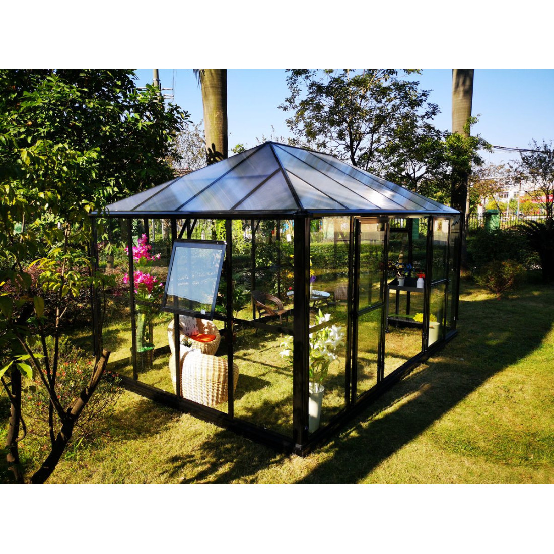 Szklana konstrukcja, widok na ogród, szklane, uchylne okno - ogród zimowy Broadway