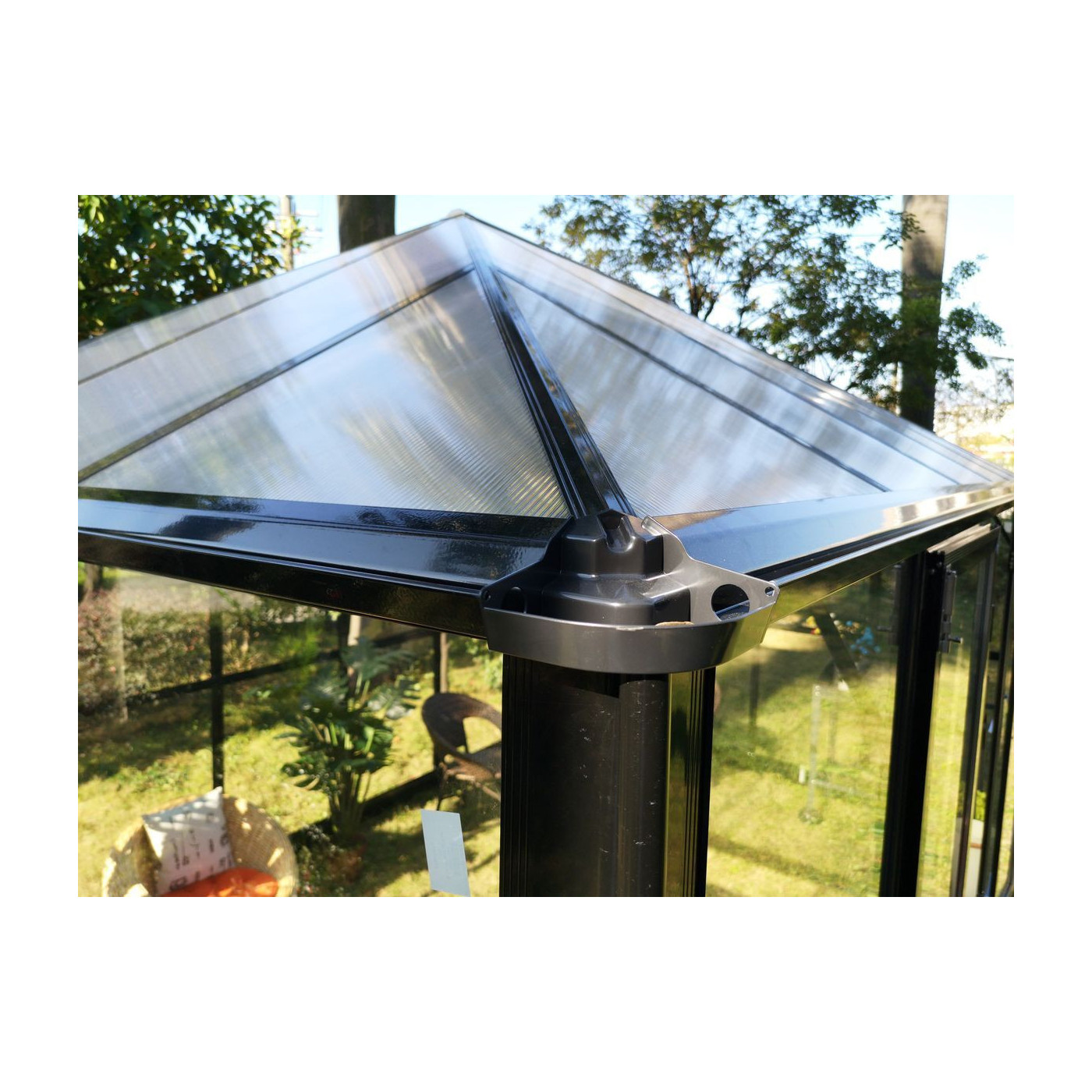 Szklany dach, czarna konstrukcja ogród zimowy Broadway Gutroof