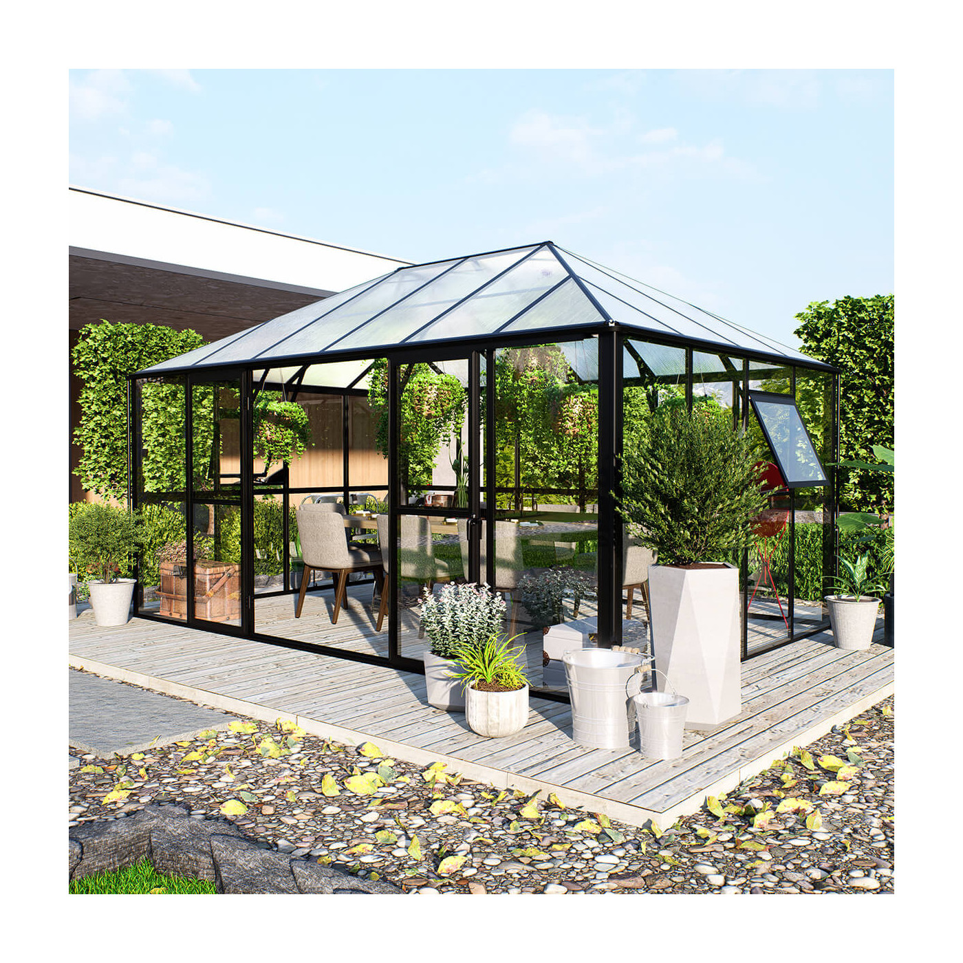 Ogród zimowy BROADWAY Black 436x295cm PC+ Glass - Gutroof - od boku stojący w ogrodzie w pełnym słońcu, wśród zieleni 