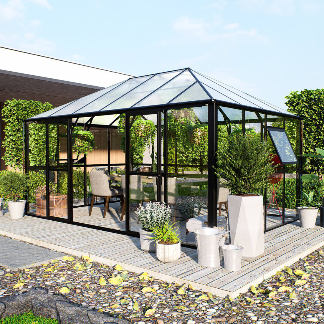 Ogród zimowy BROADWAY Black 436x295cm PC+ Glass - Gutroof - od boku stojący w ogrodzie w pełnym słońcu, wśród zieleni 