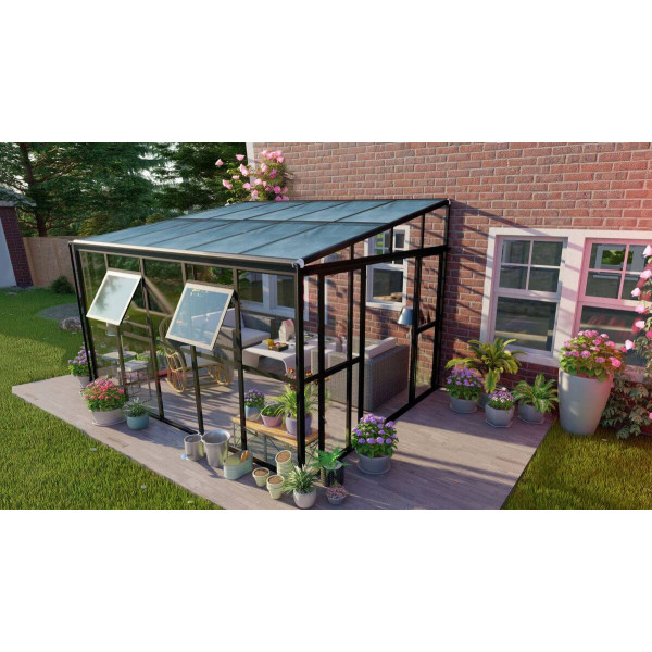 Ogród zimowy SOHO Black 364x290cm PC + Glass - Gutroof aranżacja przy domu wśród roślin i kwiatów, szklana konstrukcja