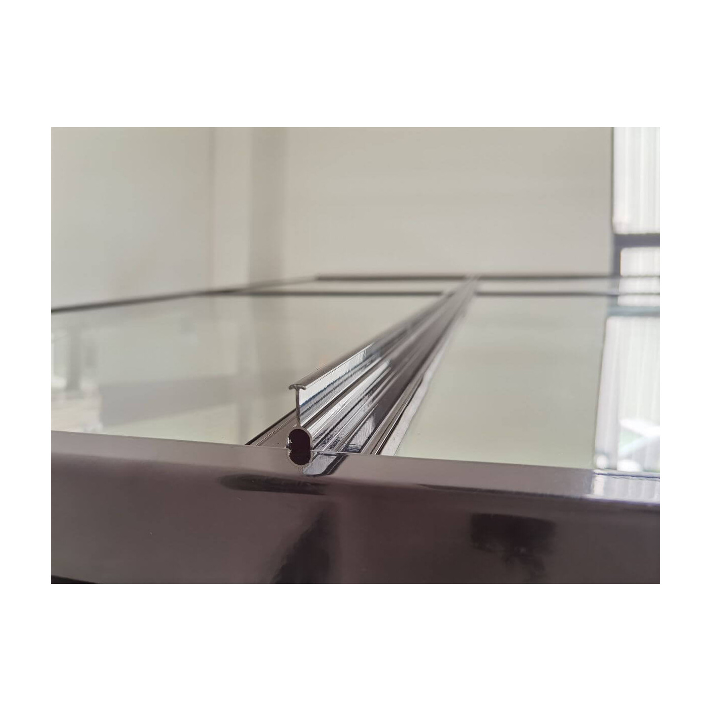 Ogród zimowy SOHO Black 364x290cm PC + Glass - Gutroof, czarna konstrukcja, widok z bliska na tworzywo