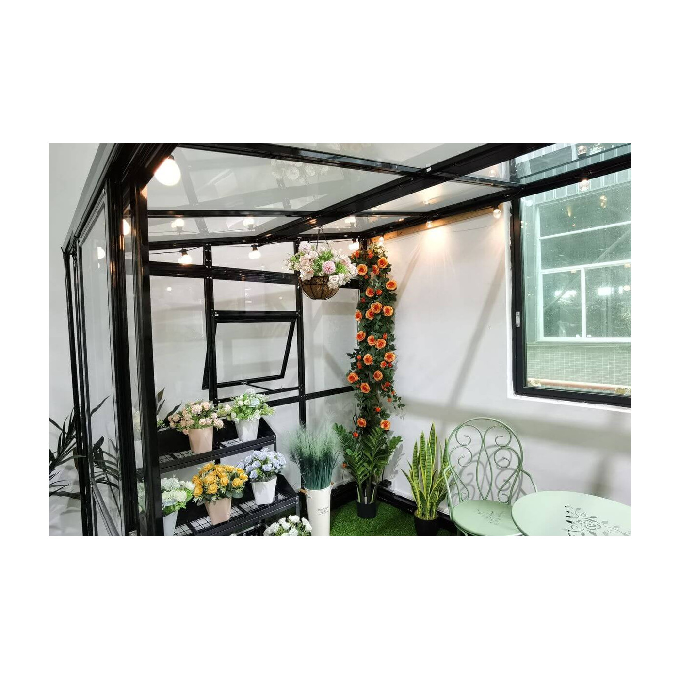 Ogród zimowy SOHO Black 364x290cm PC + Glass - Gutroof, wnętrze, dekoracje, kwiaty, aranżacja w środku 