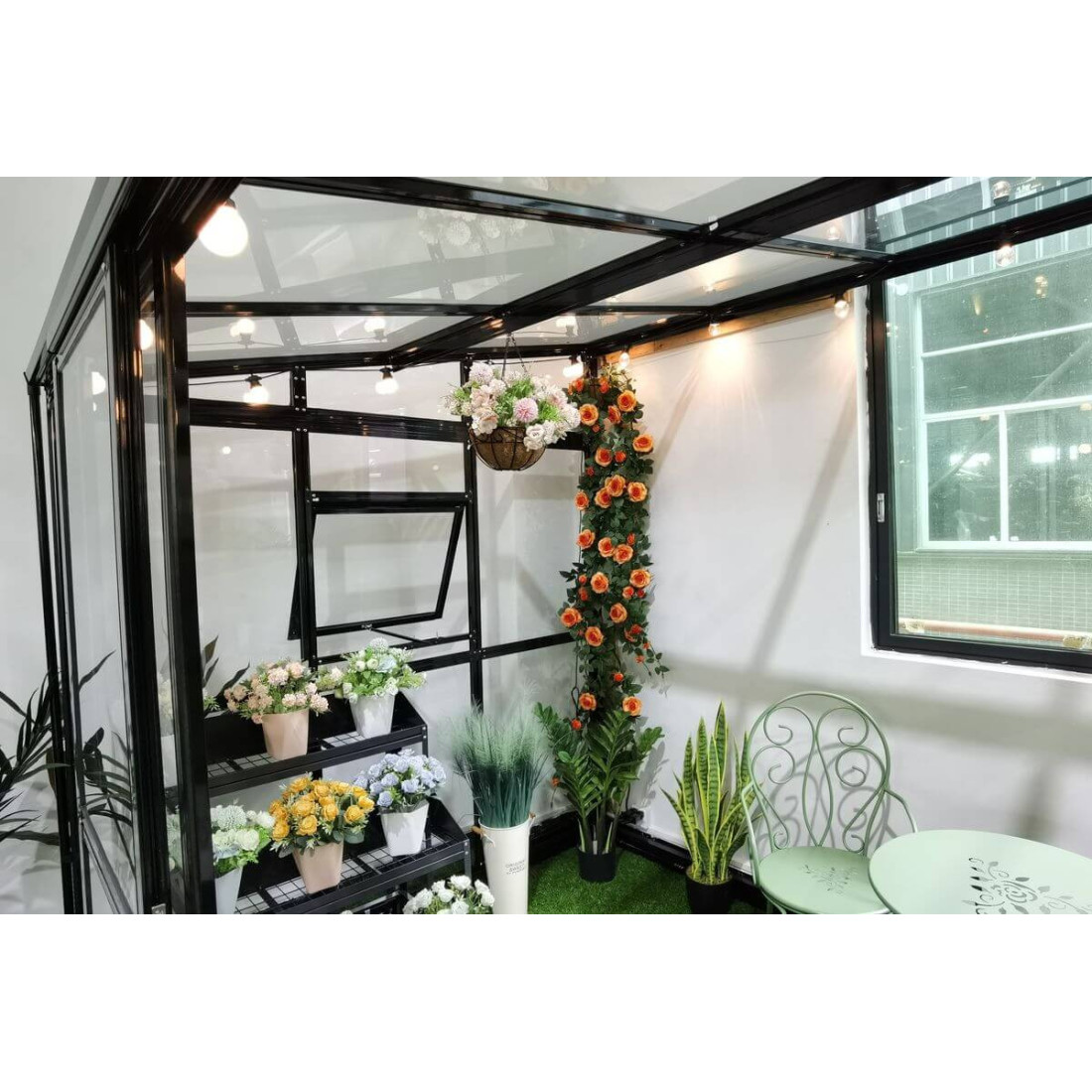 Oranżeria SOHO Black 364x290cm Solid PC + Glass - Gutroof, spora powierzchnia wewnątrz oranżerii, aranżacja w środku