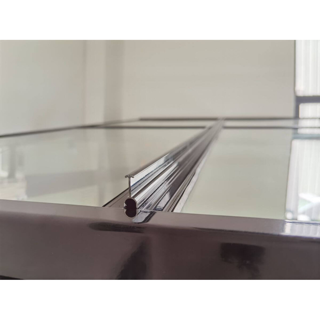 Oranżeria SOHO Black 434x290cm PC + Glass - Gutroof, szklany dach, przezroczyste szkło hartowane, widok z bliska  