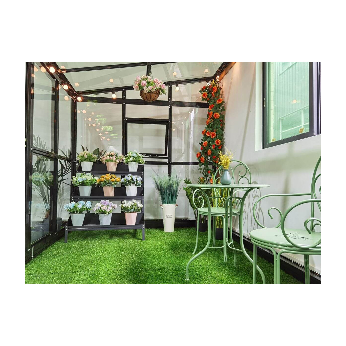 Oranżeria SOHO Black 434x290cm PC + Glass - Gutroof, widok na wnętrze, aranżacja w środku, wśród kwiatów i roślin 