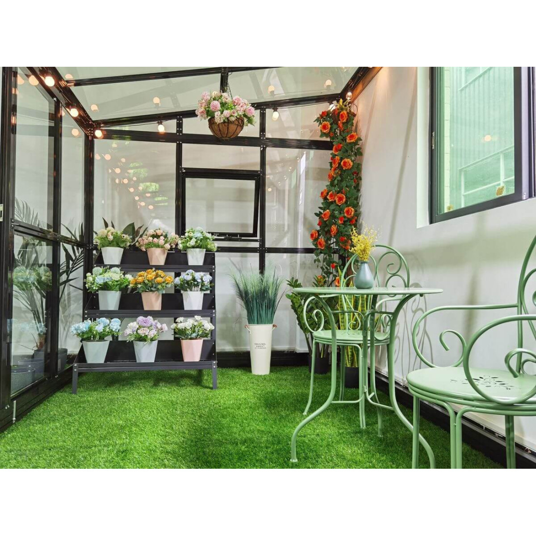 Oranżeria SOHO Black 434x290cm PC + Glass - Gutroof, widok na wnętrze, aranżacja w środku, wśród kwiatów i roślin 