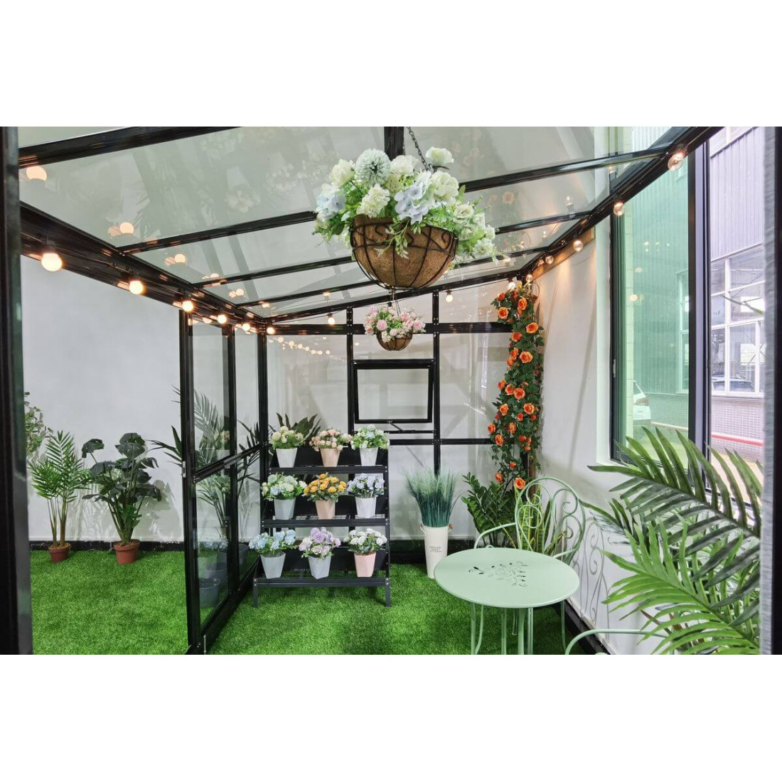 Oranżeria SOHO Black 434x290cm PC + Glass - Gutroof, widok na wnętrze, aranżacja w środku, wśród kwiatów i roślin 
