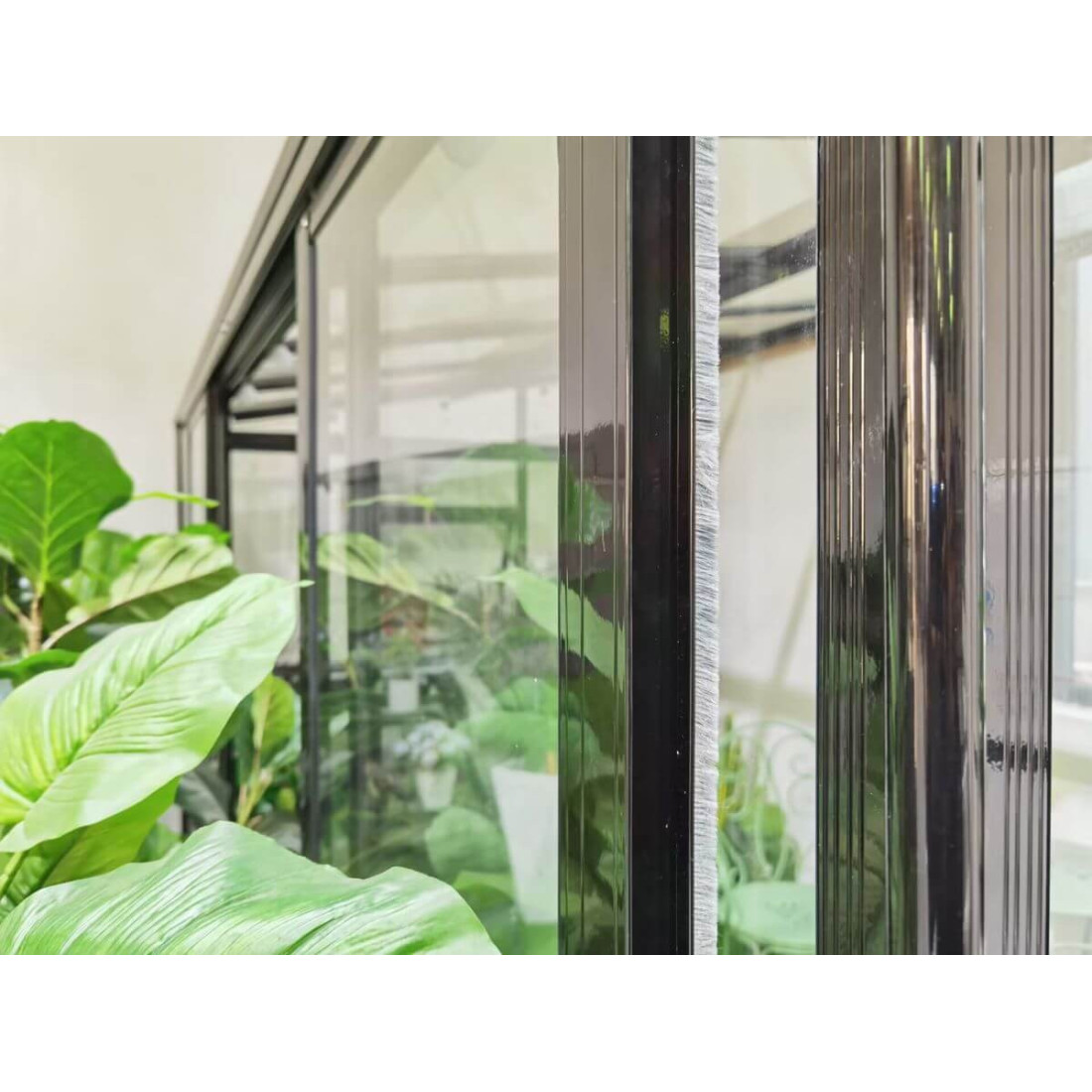 Oranżeria SOHO Black 434x290cm PC + Glass - Gutroof, widok z bliska, hartowane szkło, aluminiowa czarna konstrukcja
