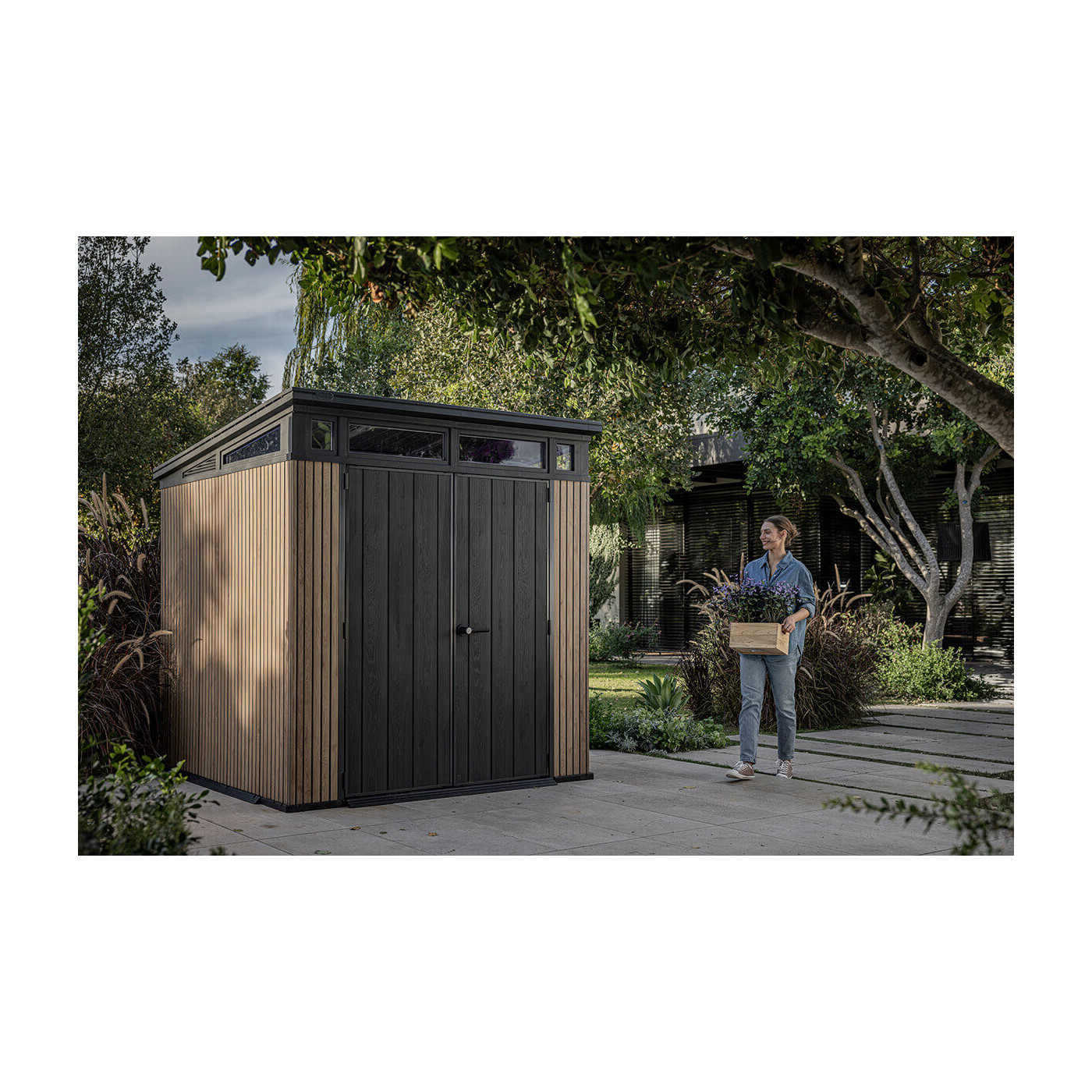 Aranżacja kobiety pracującej w ogrodzie przy domku narzędziowym